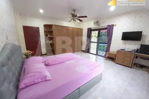 Casa de 4 dormitorios en Pattaya, Tailandia № 210533 - foto 5