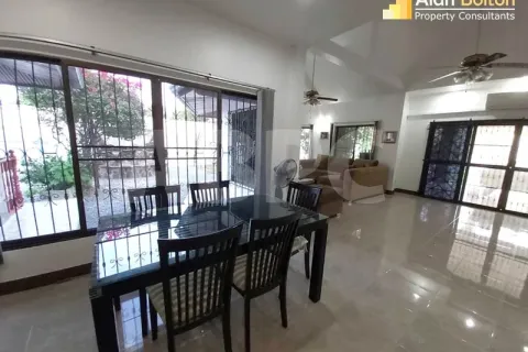 Casa de 4 dormitorios en Pattaya, Tailandia № 210533 - foto 2