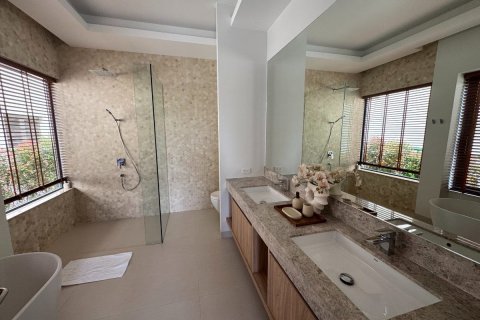 Villa in Phuket, Thailand 4 bedrooms № 136143 - photo 10