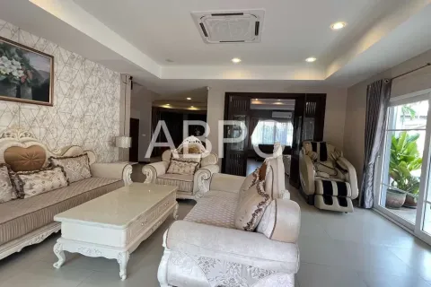 Casa de 5 dormitorios en Pattaya, Tailandia № 211872 - foto 3