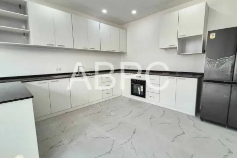 Casa de 4 dormitorios en Pattaya, Tailandia № 211869 - foto 5