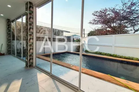 Casa de 4 dormitorios en Pattaya, Tailandia № 211869 - foto 3