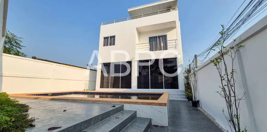 Casa de 4 dormitorios en Pattaya, Tailandia № 211869