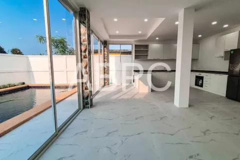 Casa de 4 dormitorios en Pattaya, Tailandia № 211869 - foto 14