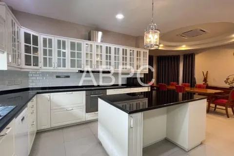 Casa de 5 dormitorios en Pattaya, Tailandia № 211873 - foto 4