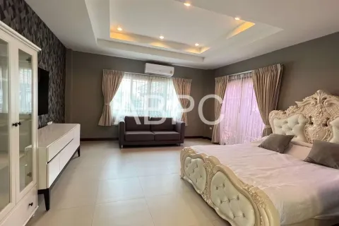 Casa de 5 dormitorios en Pattaya, Tailandia № 211873 - foto 5