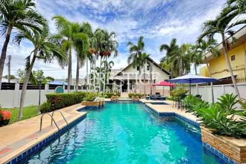 House in Pattaya, Thailand 4 bedrooms № 198636