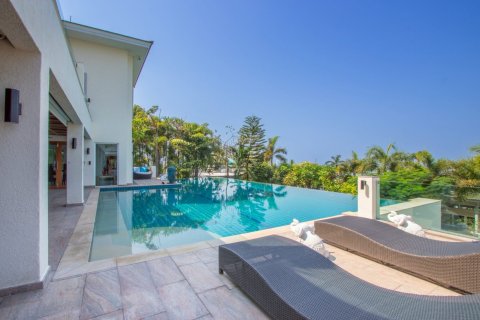 House in Pattaya, Thailand 7 bedrooms № 163919 - photo 12