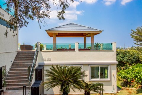 House in Pattaya, Thailand 7 bedrooms № 163919 - photo 10