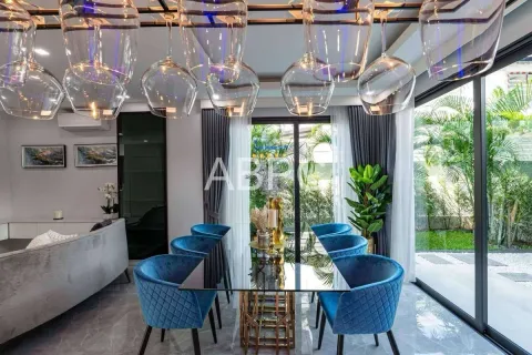 Casa de 5 dormitorios en Jomtien Beach, Pattaya, Tailandia № 211635 - foto 2