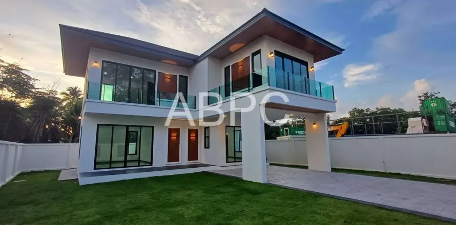 Casa de 3 dormitorios en Pattaya, Tailandia № 211631