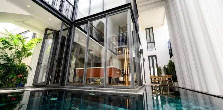Casa de 4 dormitorios en Pattaya, Tailandia № 211634