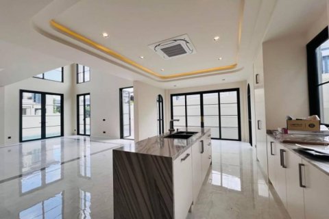 Villa in Pattaya, Thailand 4 bedrooms № 114182 - photo 6