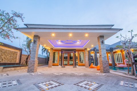 House in Pattaya, Thailand 4 bedrooms № 135428 - photo 4