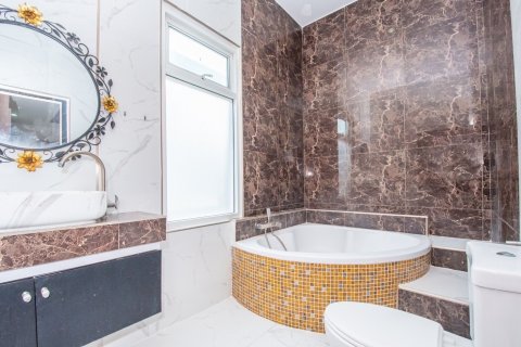 House in Pattaya, Thailand 4 bedrooms № 135428 - photo 27