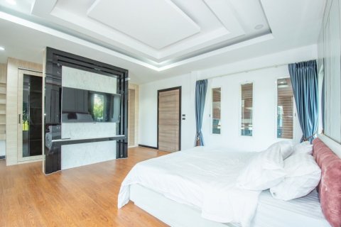 House in Pattaya, Thailand 4 bedrooms № 135428 - photo 12