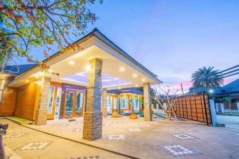 House in Pattaya, Thailand 4 bedrooms № 135428 - photo 2