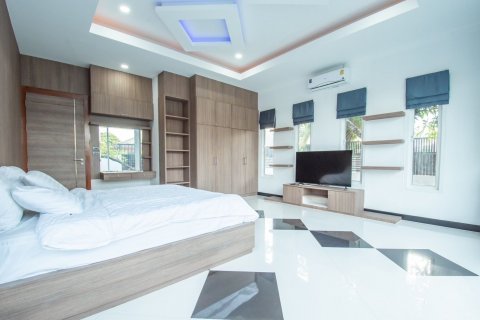 House in Pattaya, Thailand 4 bedrooms № 135428 - photo 20
