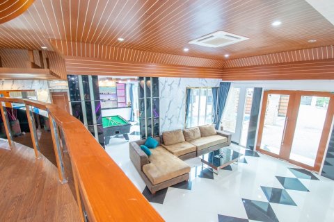 House in Pattaya, Thailand 4 bedrooms № 135428 - photo 13