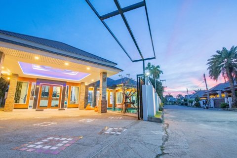 House in Pattaya, Thailand 4 bedrooms № 135428 - photo 1