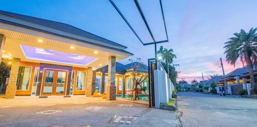 House in Pattaya, Thailand 4 bedrooms № 135428