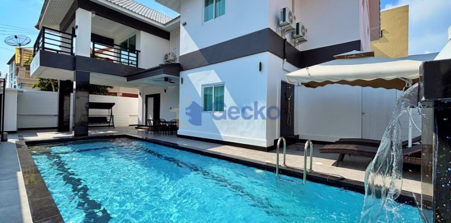House in Pattaya, Thailand 6 bedrooms № 196183