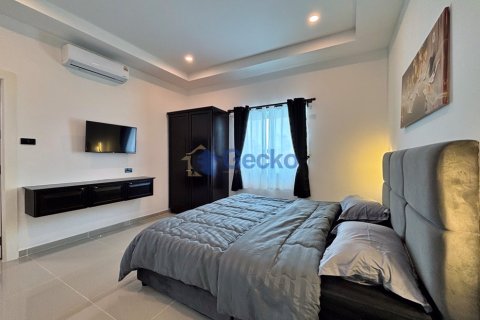 House in Pattaya, Thailand 6 bedrooms № 196183 - photo 27