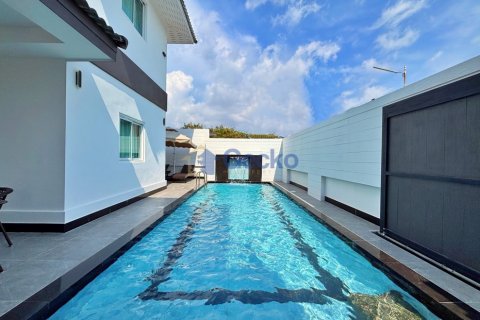 House in Pattaya, Thailand 6 bedrooms № 196183 - photo 4