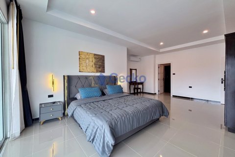 House in Pattaya, Thailand 6 bedrooms № 196183 - photo 20