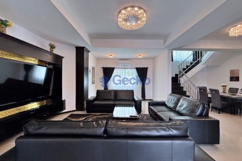 House in Pattaya, Thailand 6 bedrooms № 196183 - photo 10