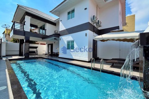House in Pattaya, Thailand 6 bedrooms № 196182