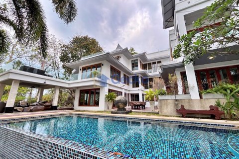 House in Pattaya, Thailand 5 bedrooms № 196180