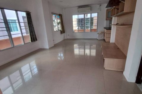 House in Sam Phran, Thailand 4 bedrooms № 152774 - photo 6