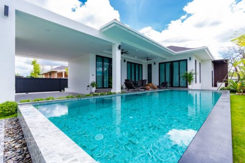 Villa in Hua Hin, Thailand 5 bedrooms № 114760 - photo 1