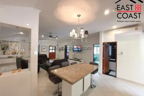 Casa de 3 dormitorios en Jomtien Beach, Pattaya, Tailandia № 212892 - foto 11
