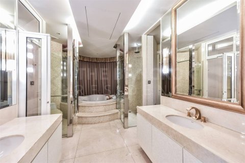 Condo in Bangkok, Thailand, 3 bedrooms № 201992 - photo 9