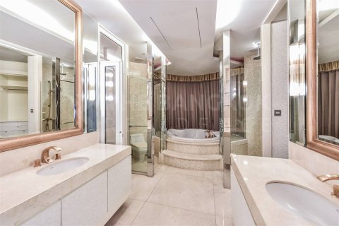 Condo in Bangkok, Thailand, 3 bedrooms № 201992 - photo 7
