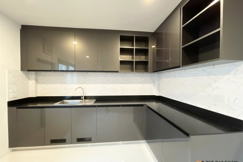 House in Bangkok, Thailand 6 bedrooms № 190257