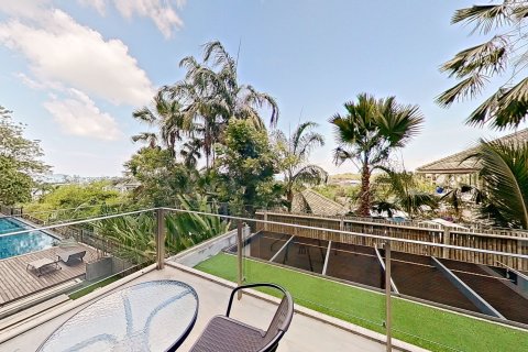 Condo in Phuket, Thailand, 2 bedrooms  № 173447 - photo 13