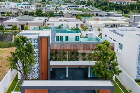 Villa in Pattaya, Thailand 7 bedrooms № 133871 - photo 1