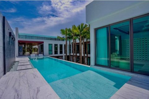 Villa in Pattaya, Thailand 7 bedrooms № 133871 - photo 3