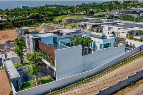 Villa in Pattaya, Thailand 7 bedrooms № 133871 - photo 13