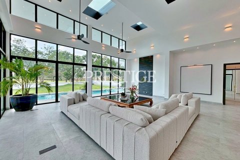 Casa de 4 dormitorios en Pattaya, Tailandia № 209921 - foto 4