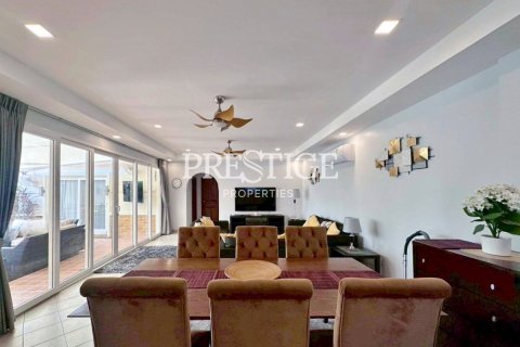 Casa de 4 dormitorios en Pattaya, Tailandia № 209920 - foto 10