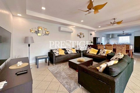 Casa de 4 dormitorios en Pattaya, Tailandia № 209920 - foto 3