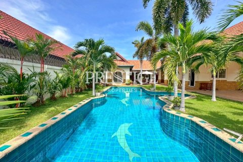 Casa de 4 dormitorios en Pattaya, Tailandia № 209920 - foto 2