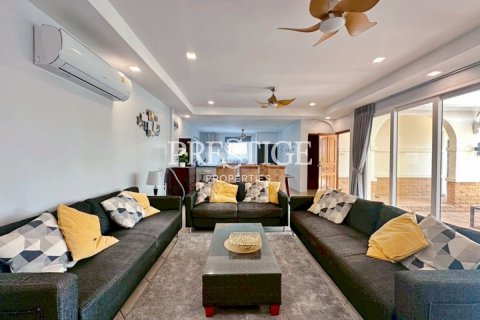 Casa de 4 dormitorios en Pattaya, Tailandia № 209920 - foto 4