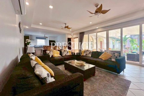 Casa de 4 dormitorios en Pattaya, Tailandia № 209920 - foto 5