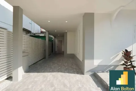 Casa de 3 dormitorios en Jomtien Beach, Pattaya, Tailandia № 210678 - foto 3