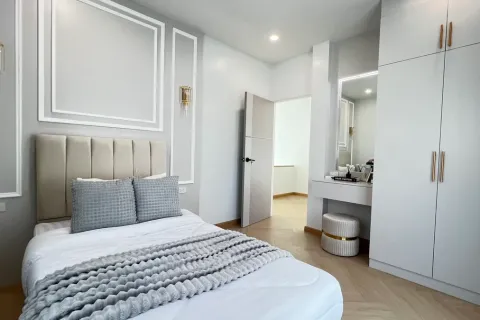 Casa de 3 dormitorios en Jomtien Beach, Pattaya, Tailandia № 210678 - foto 17